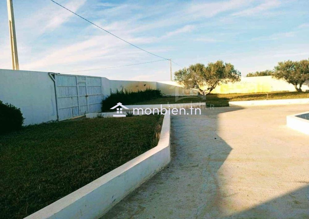 Un terrain de 2100 m² avec 1 studio à Hammamet Sud à vendre 51355351