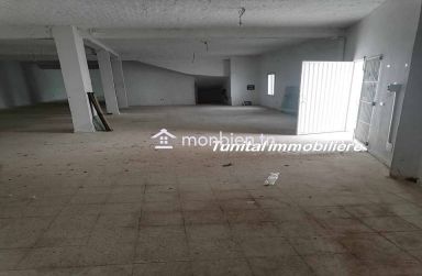 Bonne affaire La Marsa Bhar Lazreg pas loin de Souka sidi fraj bon emplacement a vendre villa inachevé sur deux niveaux séparés .