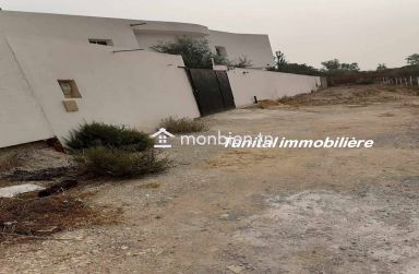 Bonne affaire La Marsa Bhar Lazreg pas loin de Souka sidi fraj bon emplacement a vendre villa inachevé sur deux niveaux séparés .