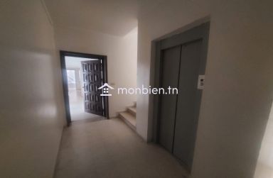 À vendre un appartement S+4 à Manar 2