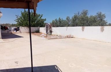 Maison avec étage inachevé et garage à Hammamet Sud à vendre 51355351