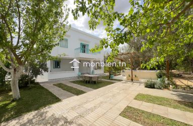 Villa S+4 avec piscine et jardin à Tazarka.