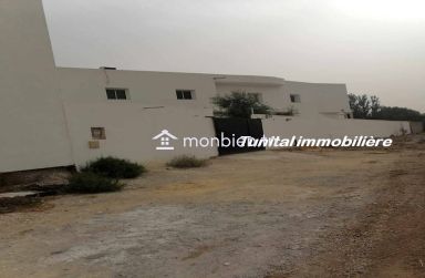 Bonne affaire La Marsa Bhar Lazreg pas loin de Souka sidi fraj bon emplacement a vendre villa inachevé sur deux niveaux séparés .