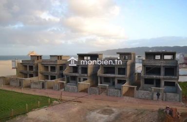 Trois belles villas inachevées pieds dans l'eau à Rafraf