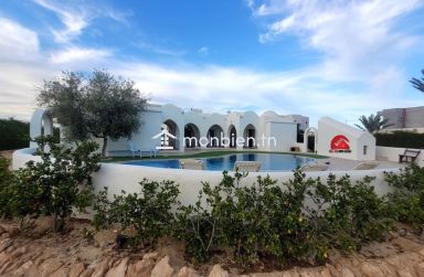 MAISON DJERBIENNE AVEC PISCINE À ARKOU DJERBA ZA - RÉF V602