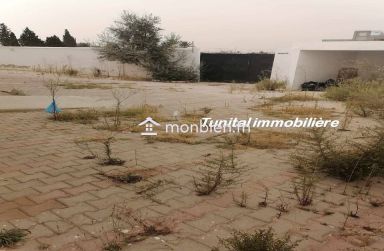 Bonne affaire La Marsa Bhar Lazreg pas loin de Souka sidi fraj bon emplacement a vendre villa inachevé sur deux niveaux séparés .