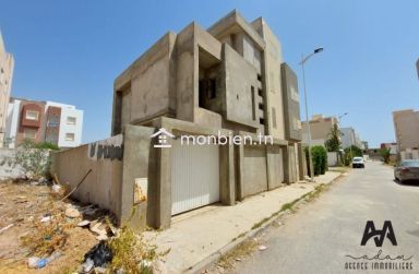 Villa inachvée S+4 avec jardin à Cité El Wafa.