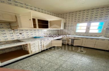 Une maison arabe S+3 avec patio et jardin à vendre à Nabeul 51355351